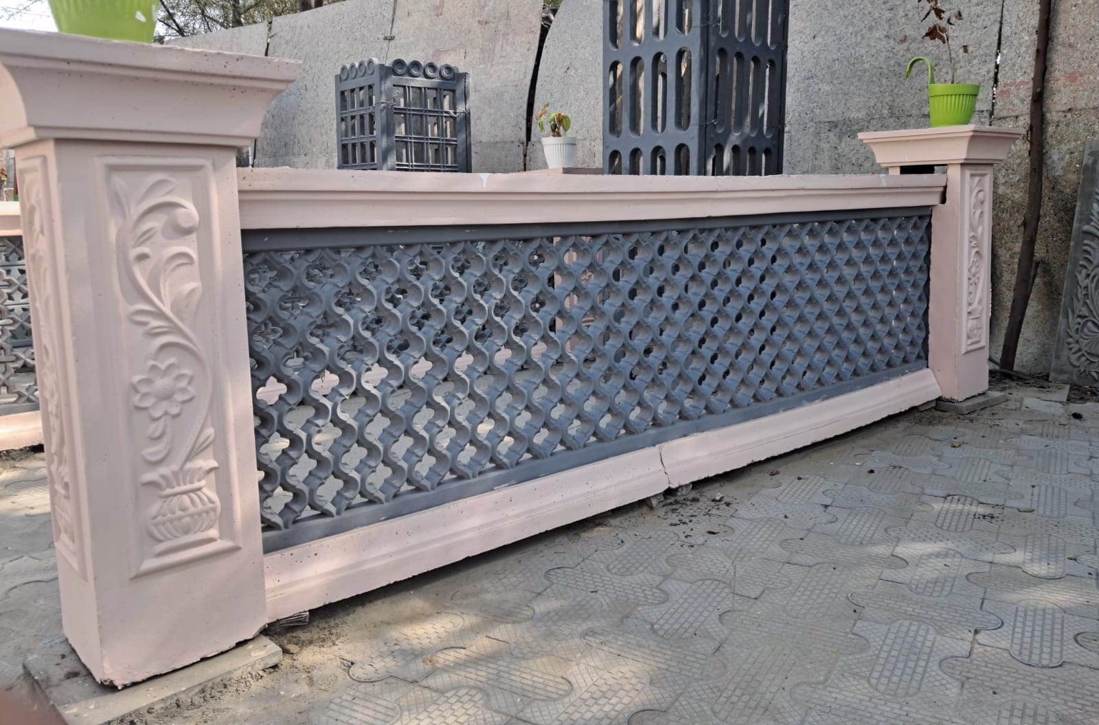 Quatrefoil Lattice Boundary Wall